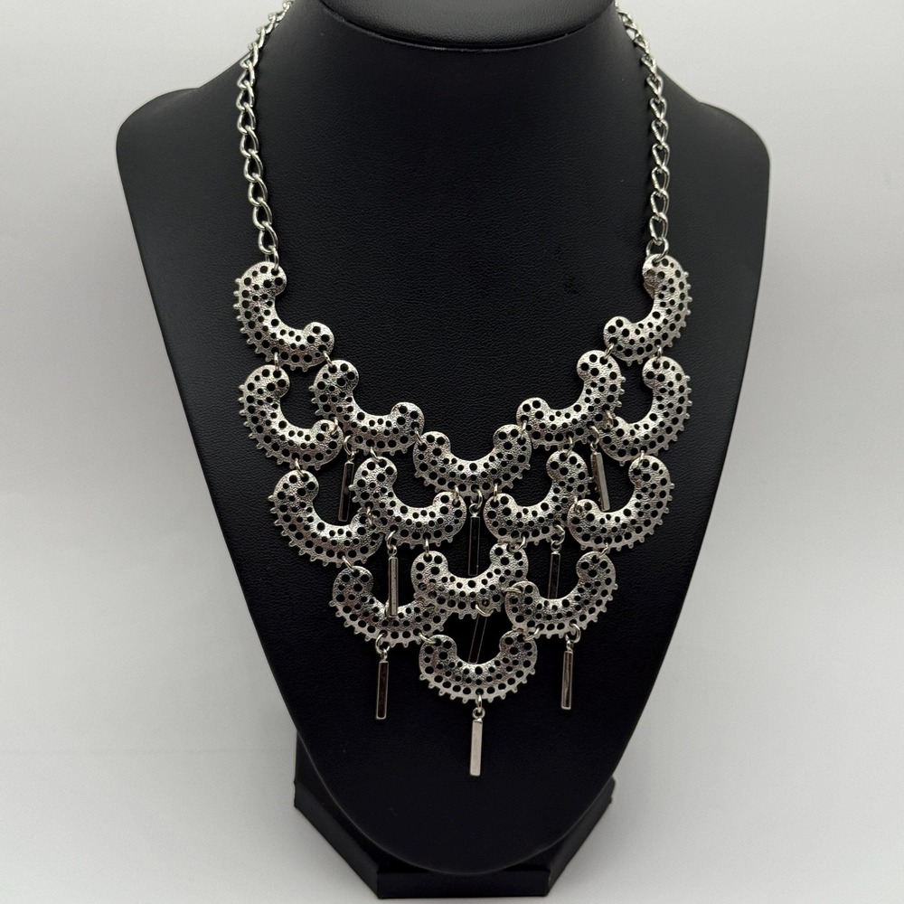 Vintage 70s Sarah Coventry 'Charisma' Silver Tone 12-14" Scallop Bib‎ Necklace